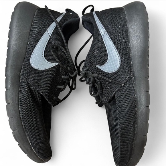 Nike Roshe Sneakers - Picture 3 of 7